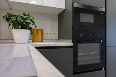 Modern koyu gri ve beyaz mutfağın mermer atölyesine yakın.
