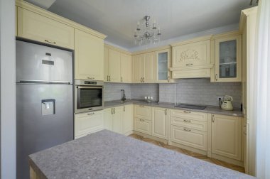 Modern trend krem renkli mutfak tezgahı.