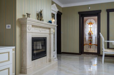 Klasik oturma odası iç tasarımı. Geniş oda, lüks mermer zemin, zarif sandalyeler ve hatta şömine.