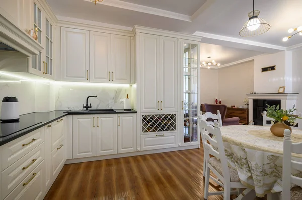 Witte Luxe Moderne Klassieke Keukenmeubels Met Wijnrek Ronde Eettafel — Stockfoto