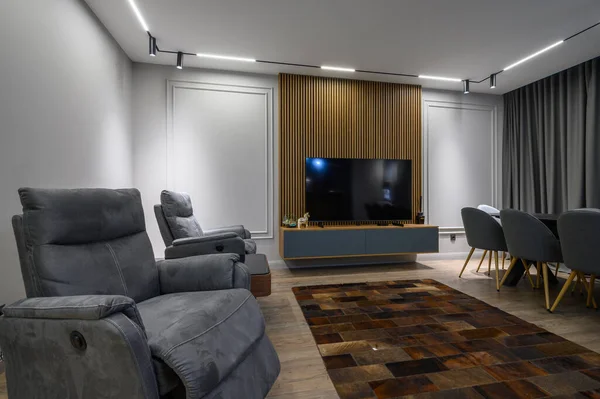 Sala Estar Luxuosa Com Cadeiras Massagem Cozinha Cinza Interior Apartamento — Fotografia de Stock