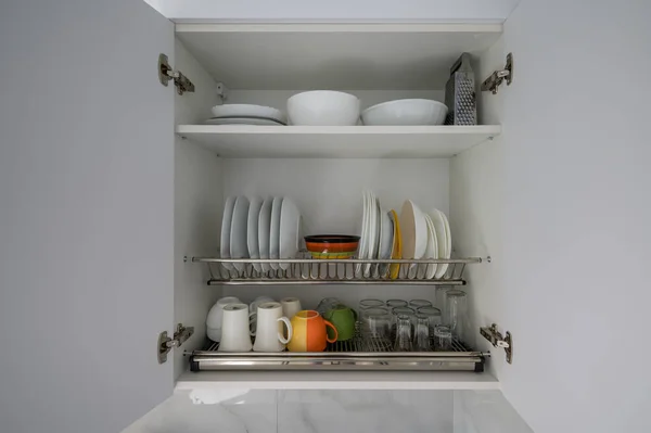 Buka Lemari Dapur Putih Yang Lebar Dengan Piring Mangkuk Cangkir — Stok Foto