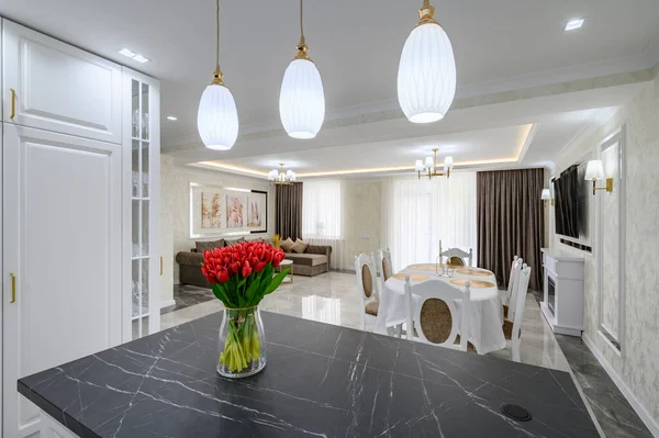 Luxury Large Modern Domestic Kitchen Furniture Island Black Marble Worktop — ストック写真