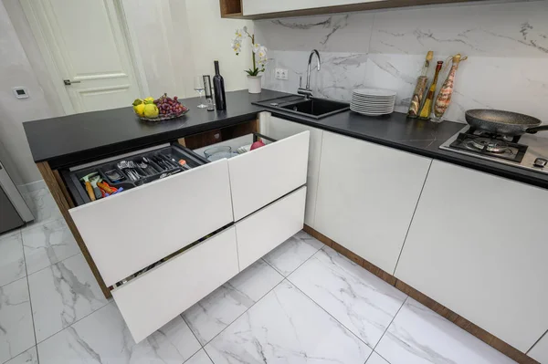 Besar Hitam Dan Putih Modern Interior Dapur Mewah Sudut Pandang — Stok Foto