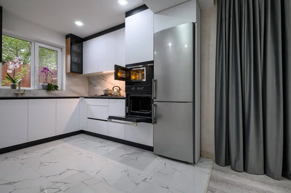 Moderní Funkční Kuchyň Bílým Designem Mramorovou Podlahou Šedou Oponou Otevřenými — Stock fotografie
