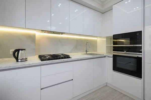 Witte Moderne Keuken Met Fornuis Oven Magnetron Waterkoker Het Werkblad — Stockfoto