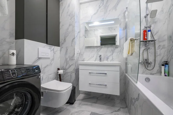 Tuvalet Oturağı Çamaşır Makinesi Küveti Olan Modern Beyaz Mermer Banyo — Stok fotoğraf