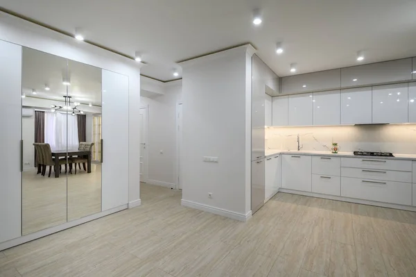 Gran Hall Blanco Conectado Cocina Apartamento Estudio Gran Espejo Pared —  Fotos de Stock