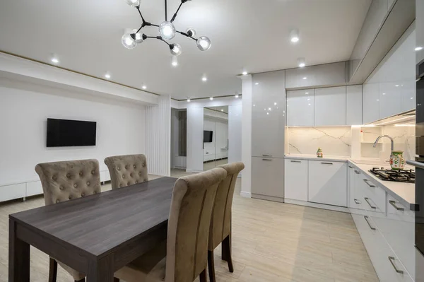Interior Enorme Apartamento Estudio Lujo Blanco Con Pared Cocina Con —  Fotos de Stock