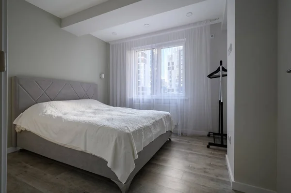 Interior Pequeño Dormitorio Blanco Brillante Con Cama Doble Grande —  Fotos de Stock