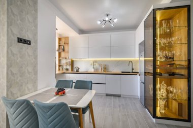 Tamamen işlevsel mutfağı olan modern ve şık beyaz stüdyo daire.