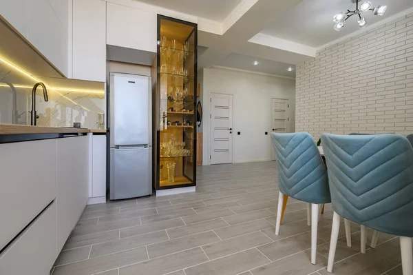 Modern Stylish White Studio Apartment Fully Functional Kitchen — Stock Photo, Image