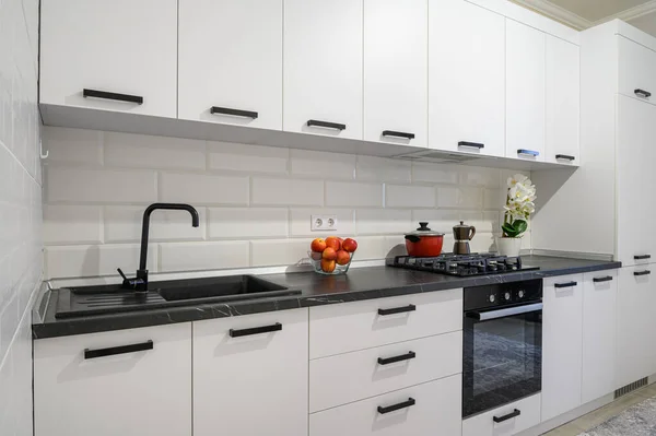 Moderní Sněhobílá Moderní Kuchyňská Vitrína Minimalistickým Nábytkem — Stock fotografie