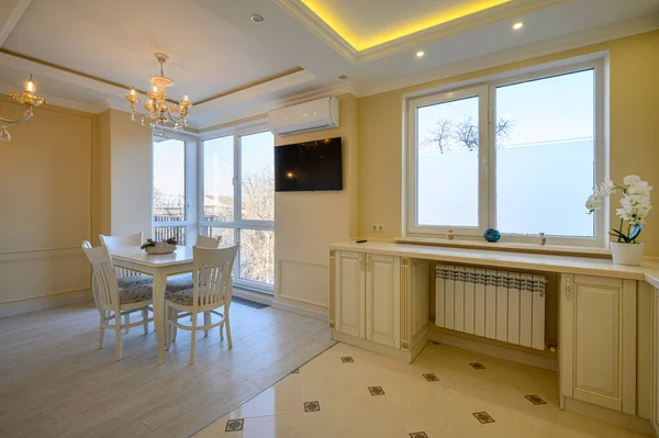Klassieke Witte Beige Luxe Keuken Met Eettafel Studio Appartement Interieur — Stockfoto