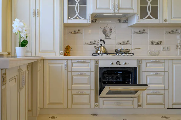 Classic White Beige Kitchen Furniture Oven Open Studio Flat — Stock Photo, Image
