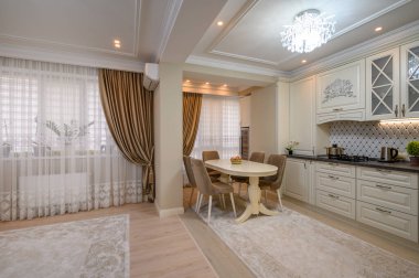 Geniş tezgahı ve çeşitli aletleri olan klasik bej mutfak.