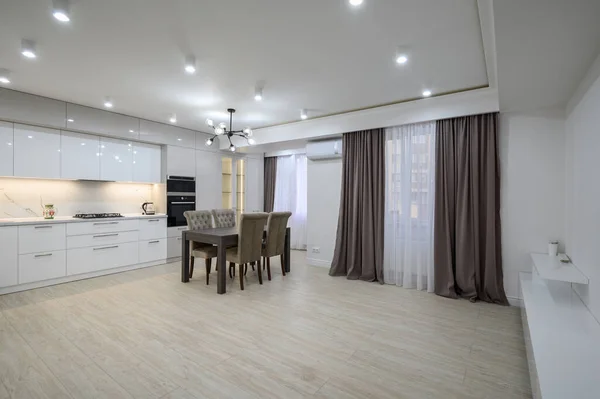 Large Modern Well Designed White Kitchen Interior Renovation Studio Apartment Лицензионные Стоковые Фото