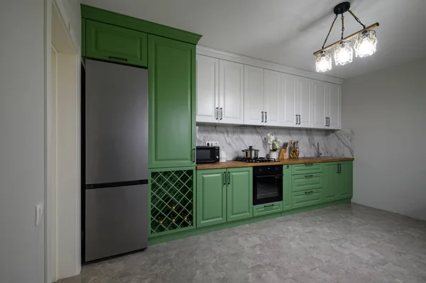 改装後の新しい緑のモダンなよく設計されたキッチンインテリア — ストック写真