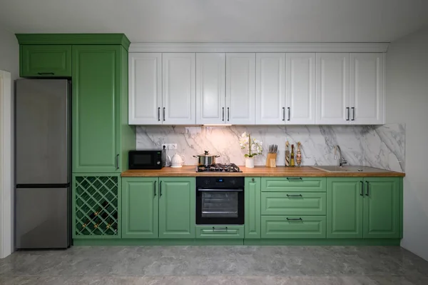 改装後の新しい緑のモダンなよく設計されたキッチンインテリア フロントビュー — ストック写真