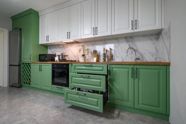 新しい緑のモダンなよく設計されたキッチンインテリア いくつかの引き出しが抜かれています — ストック写真
