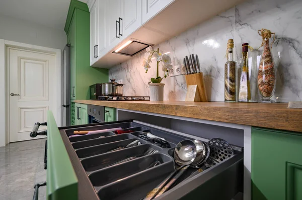 新しい緑と白のキッチンで調理器具で引き出しを引き出すためのクローズアップ — ストック写真