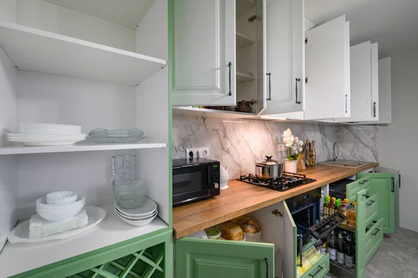ドアが開き 新しい緑と白のキッチン家具で引き出し インテリアのクローズアップの詳細を紹介します — ストック写真