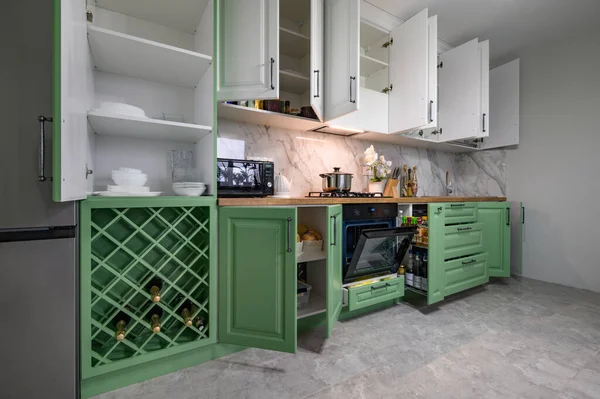 Двері Відкриті Висунуті Ящики Новими Зеленими Білими Кухонними Меблями Демонструють Ліцензійні Стокові Зображення