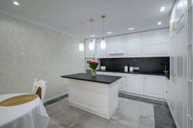 Ada ve siyah mermer atölyeli beyaz büyük modern ev mutfağı