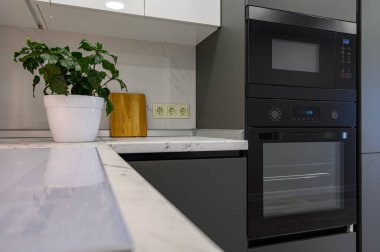 Modern koyu gri ve beyaz mutfağın mermer atölyesine yakın.