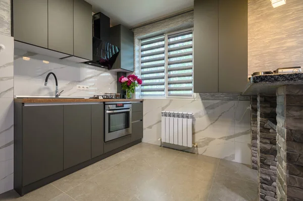 Real Showcase Interior Cozy Designed Modern Trendy Gray Kitchen Стоковое Изображение