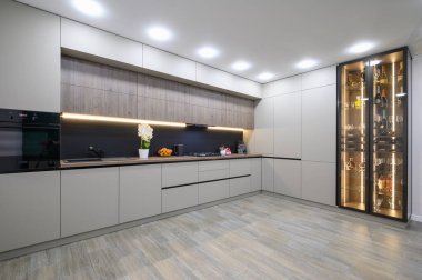 Moda, gri, modern mutfak iç dekorasyonu ve minimalist mobilyaları var.