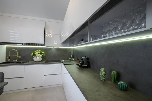 Closeup Dark Grey Stone Counter Work Top White Trendy Kitchen — Stock fotografie