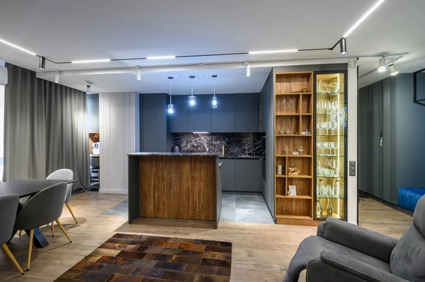 Luxus Wohnzimmer Mit Esstisch Oder Banketttisch Und Grauer Küche Inneren — Stockfoto