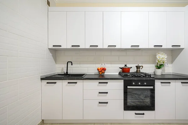 Trendy Snow White Modern Kitchen Interior Showcase Minimalistic Furniture Front — Stock Photo, Image