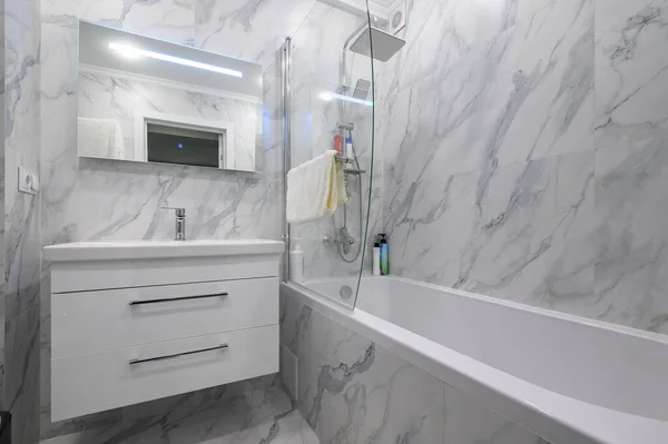 Moderní Bílý Mramor Koupelna Interiér Skříňkou Zrcadlo Marnost Vanou — Stock fotografie