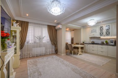 Geniş tezgahı ve çeşitli aletleri olan klasik bej mutfak.