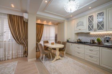 Geniş tezgahı ve çeşitli aletleri olan klasik bej mutfak.