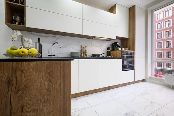 Černobílý Moderní Luxusní Kuchyňský Interiér Detailní Pracovní Plocha Ovocem Vínem — Stock fotografie