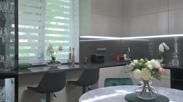 Modern Cozy Trendy White Gray Kitchen Dining Table Panning Shot — Vídeo de stock