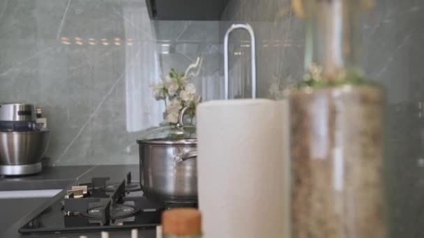 Σύγχρονη Μοντέρνα Πολυτέλεια Σκούρο Γκρι Κουζίνα Closeup Μετρήσει Την Κορυφή — Αρχείο Βίντεο