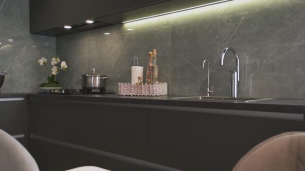 Modern Trendy Luxury Dark Gray Kitchen Closeup Work Top Slider — Vídeos de Stock