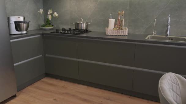 Modern Trendy Luxury Dark Grey Kitchen Close Seup Work Top — стоковое видео