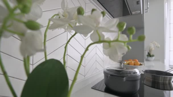 Vista Cerca Encimera Gran Lujo Moderno Clásico Gris Blanco Cocina — Vídeo de stock