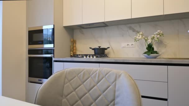 白色时髦摩登经典厨房餐桌的多利镜头 — 图库视频影像