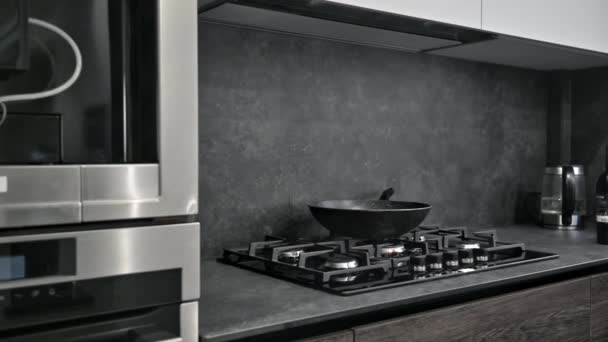 Gas Stove Worktop Closeup Modern Dark Brown Gray Black Kitchen — Stock Video