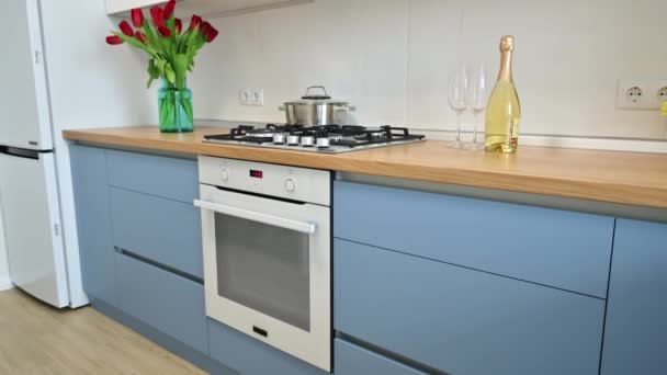 よく設計された青と白のモダンなキッチンインテリアの傾きのショット — ストック動画