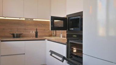 Modern küçük minimalist klasik lüks, beyaz ve gri mutfak iç mekanı, aşağıdan yukarı eğim kamera hareketine