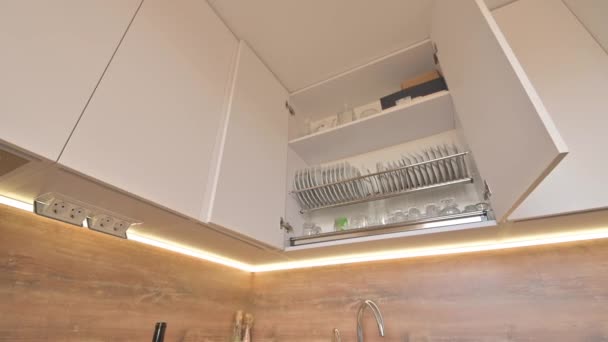 现代白色和木制米黄色厨房内部从上到下的广角倾斜视图 配有洗碗机和盘子烘干机 平面轮廓拍摄 — 图库视频影像