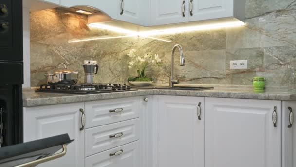Panning Tertutup Modern Klasik Interior Dapur Putih Mewah Dengan Oven — Stok Video