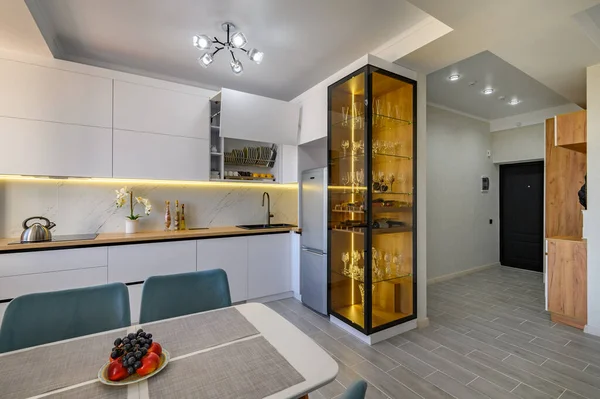 Sleek White Studio Apartment Fully Functional Kitchen Stylish Glass Sideboard — 스톡 사진